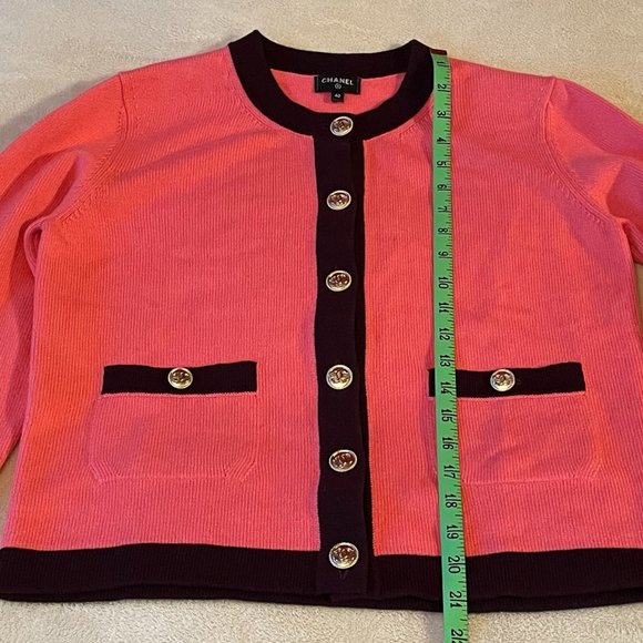 ❌SOLD❌ CHANEL 100% Cashmere Two-Tone CC Button Cardigan (fits S/M) - Picture 13 of 15